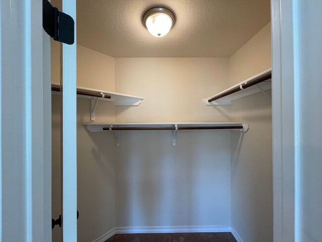 Building Photo - END UNIT Town home for rent