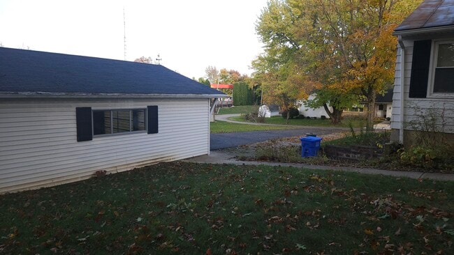 Building Photo - 209 Maple Ct