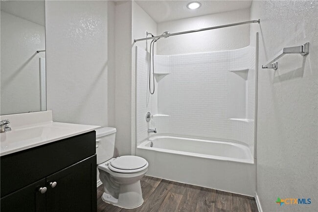 Building Photo - 884 Armadillo Dr