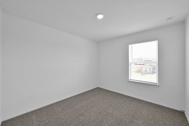 Building Photo - Never lived in 4 bed 3 bath with water views