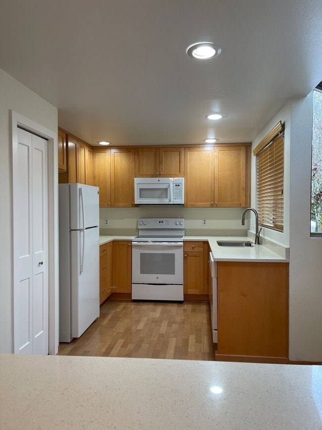 Building Photo - Spacious 2br with additional room in The M...