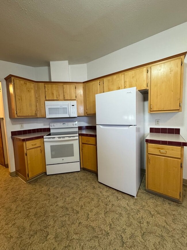 Building Photo - 3 bed 2 bath w/ AC - Water/Sewer included ...