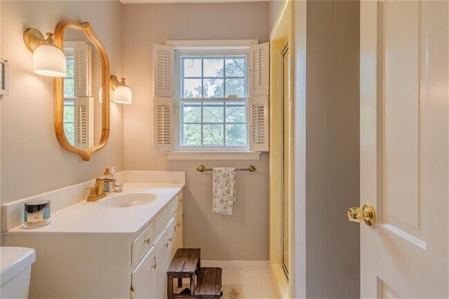 Building Photo - 227 W Lakeshore Dr