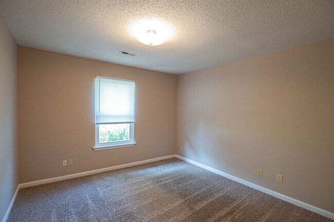 Building Photo - 701 Peachers Dr