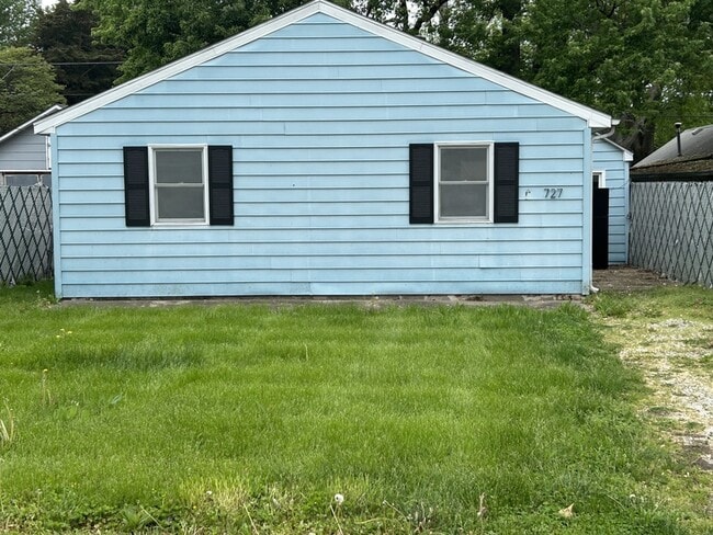 Building Photo - 727 N Daniels Ave