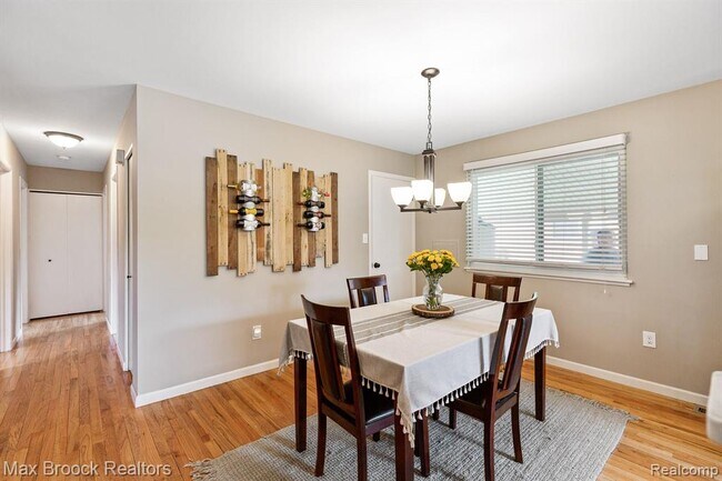 Building Photo - 3818 Edgeland Ave