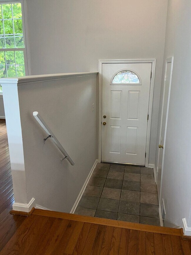 Building Photo - Very well maintained 3BR 3.5BA 3 level Colonial Townhome with fully fenced yard