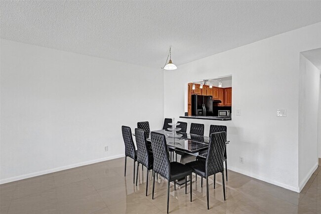 Building Photo - 5140 SW 40th Ave