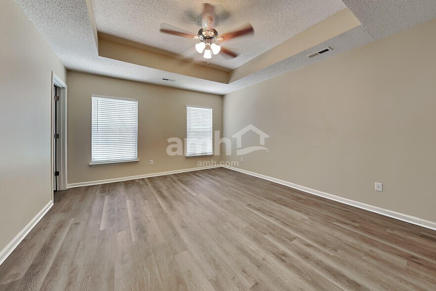 Building Photo - 5013 Springdale Dr