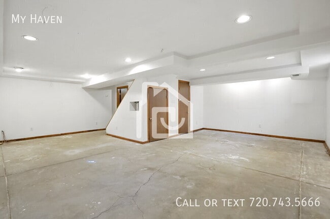 Building Photo - 10815 W Alamo Pl