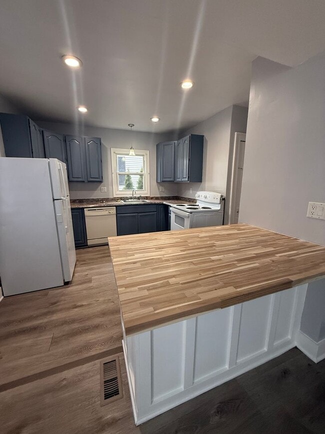 Building Photo - Downtown Mt. Clemens Home