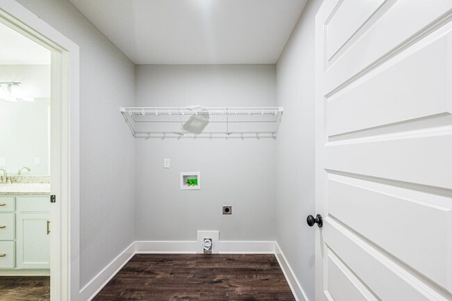 Building Photo - 809/811 Rodeo Lane