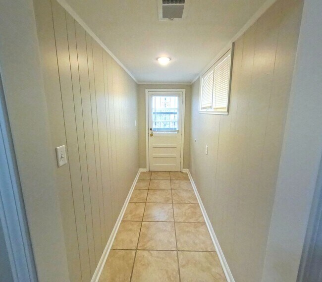 Building Photo - Renovated 4 Bed 1 Bath