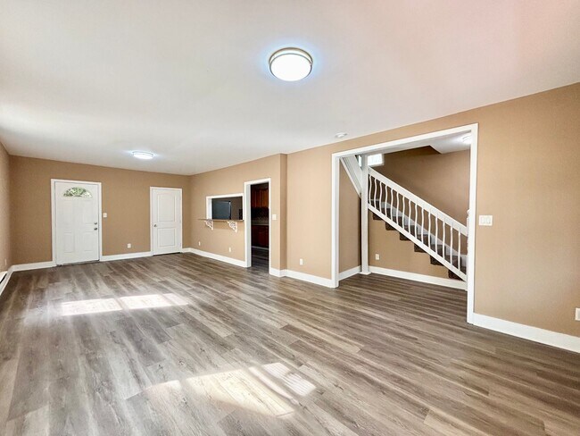 Building Photo - 2841 Earlscourt Ave