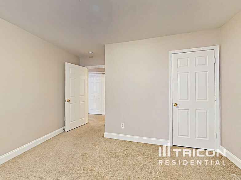 Building Photo - 2309 Saluda Dr