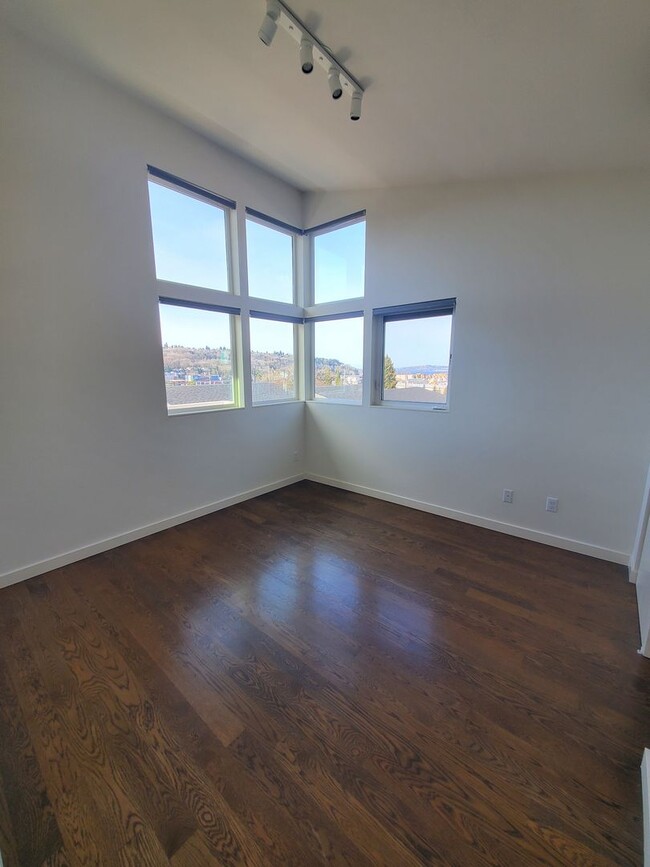 Building Photo - Townhome with Elliot Bay Views!