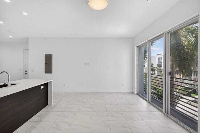 Building Photo - 1044 NE 18th Ave