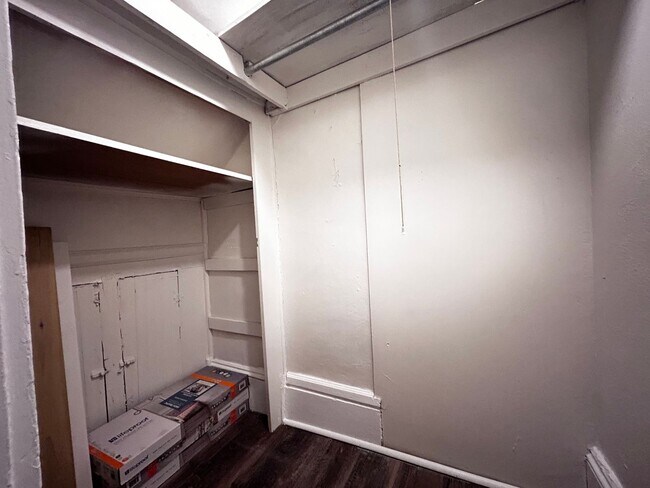 Building Photo - 2561 Rosselle St