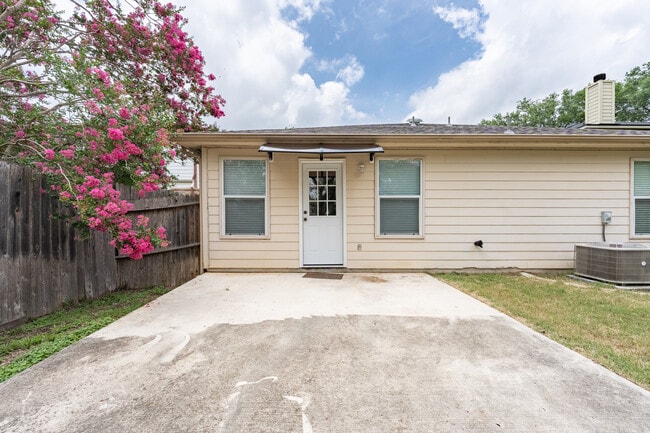 Building Photo - 3926 Privet Pl