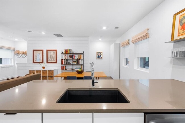 Building Photo - 5924 S Congress Ave