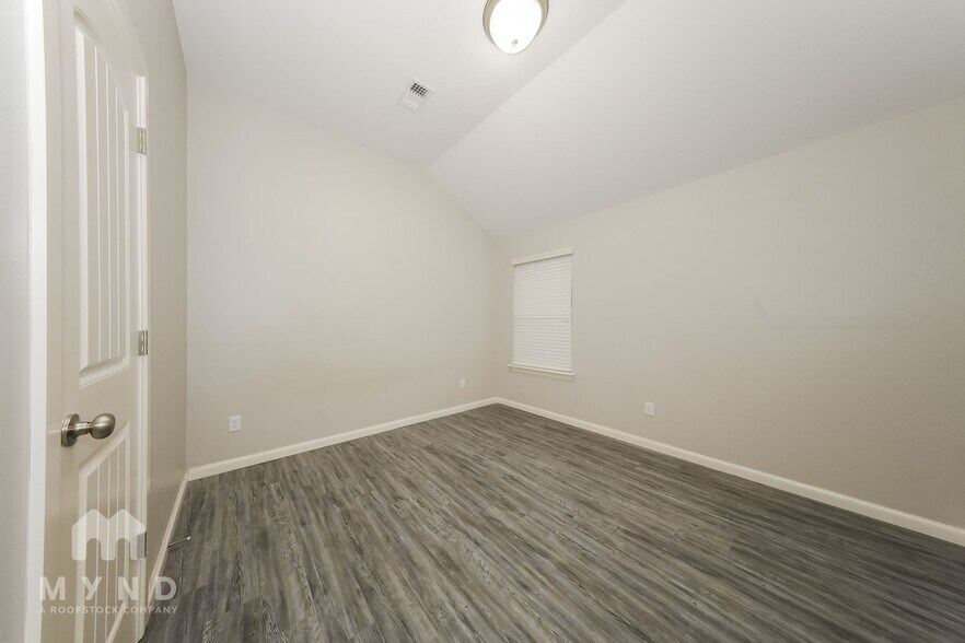 Building Photo - 1013 Merlin Dr