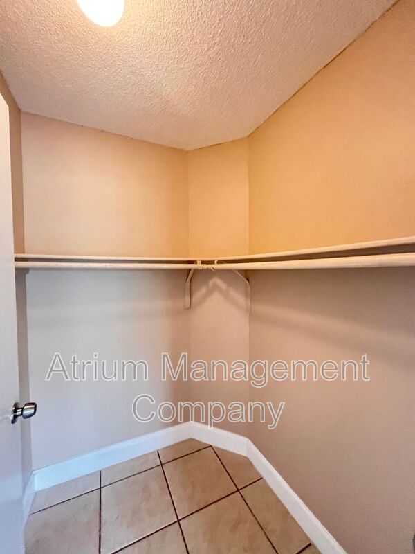 Building Photo - 9481 Highland Oak Dr