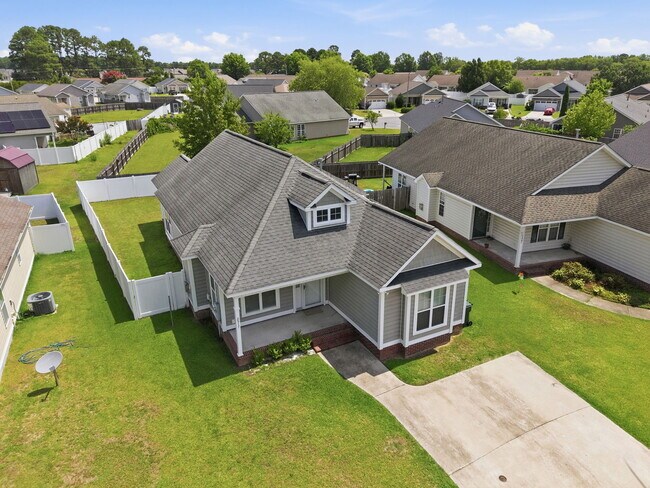 Building Photo - 2517 Sawgrass Dr