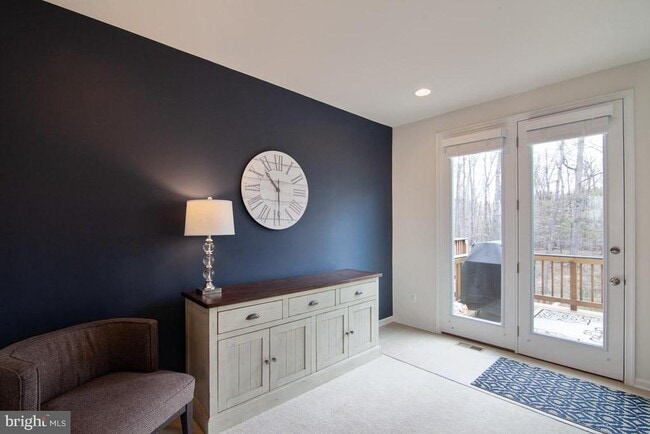 Building Photo - 136 Solara Dr