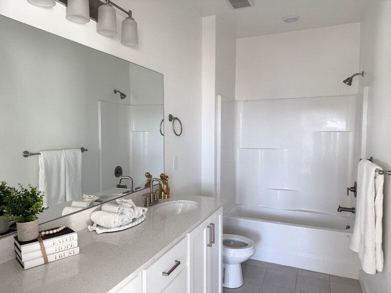 Building Photo - 548 900 W