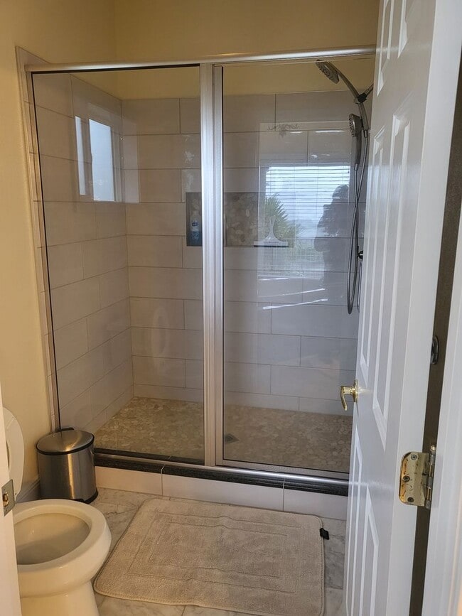 Building Photo - 5 bed 3 bath