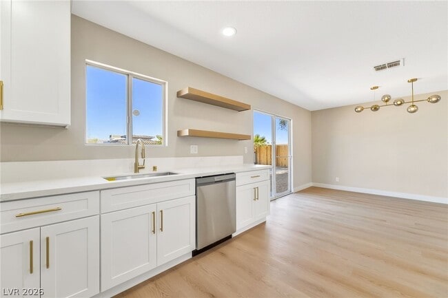 Building Photo - 517 Longtree Ave