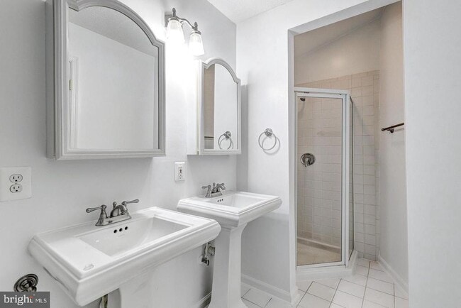 Building Photo - 6263 Woodcrest Dr