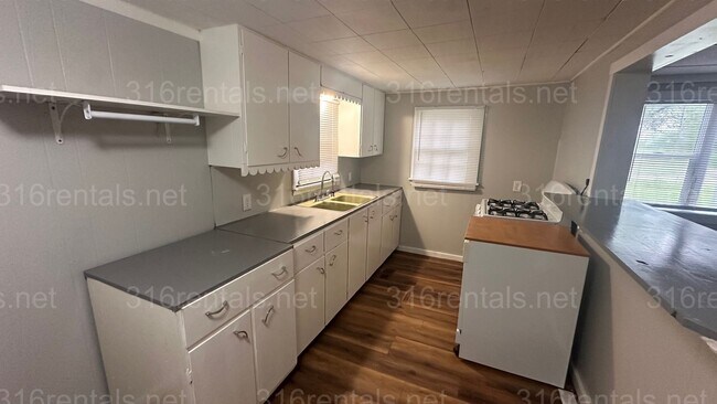 Building Photo - $925 - 2 bed 1 bath - Single Family Home