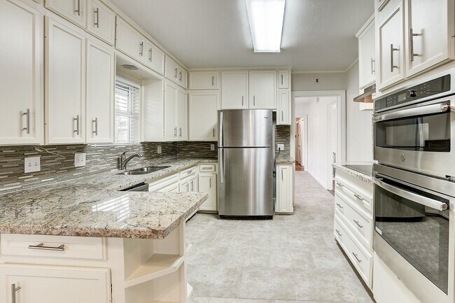 Building Photo - 3709 Parkwood Dr