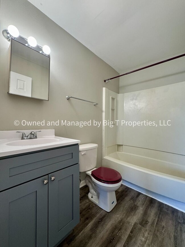 Building Photo - Large 3 Bed 2.5 Bath Completely Townhome i...