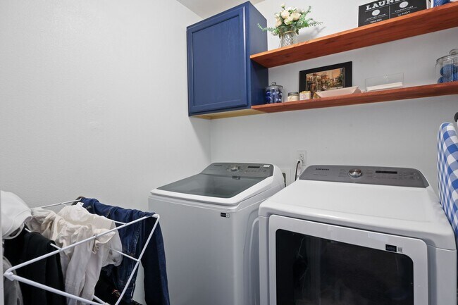 Building Photo - Well maintained 4 bedroom 2.5 bath home in Olympia School District.