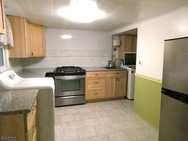 Building Photo - 355 Elm St