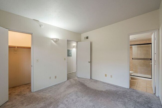 Building Photo - Bright 3-Bedroom Condo with Community Perk...
