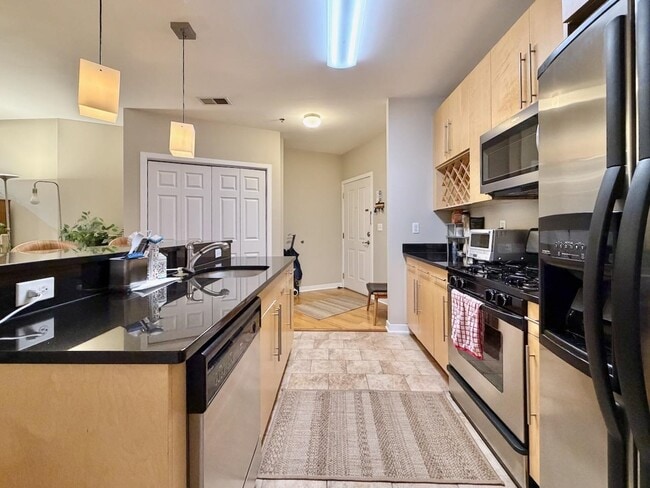 Building Photo - 83 Monroe St