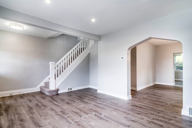 Building Photo - Stunning 4 bedroom home in Beechview available August 1!