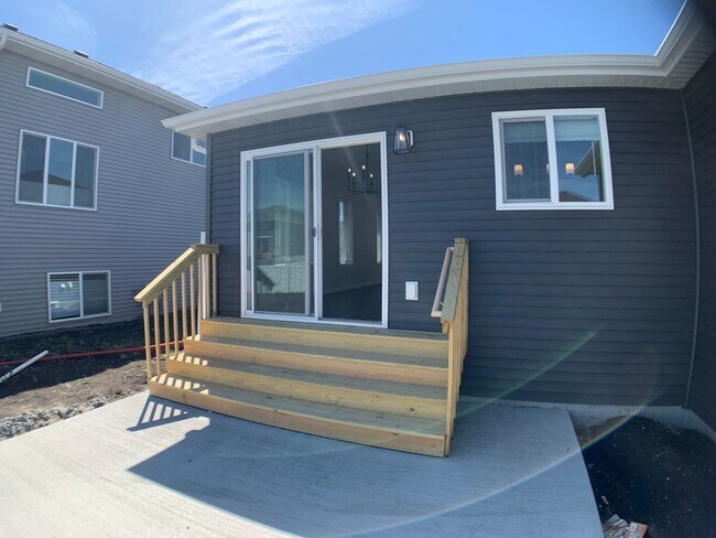 Building Photo - 4 Bed 3 Bath Single Family Home