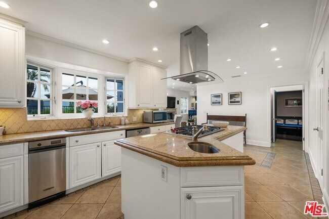 Building Photo - 9023 Alto Cedro Dr