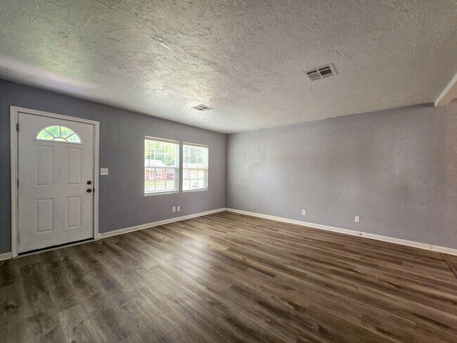 Building Photo - Cute 2 or 3 bedroom 1 bath near OBU