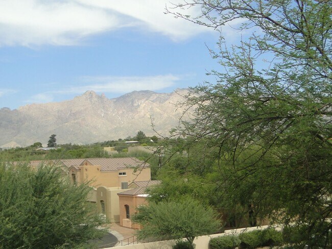 Building Photo - Move-In Special - 2bed/2bath Foothills Rio...