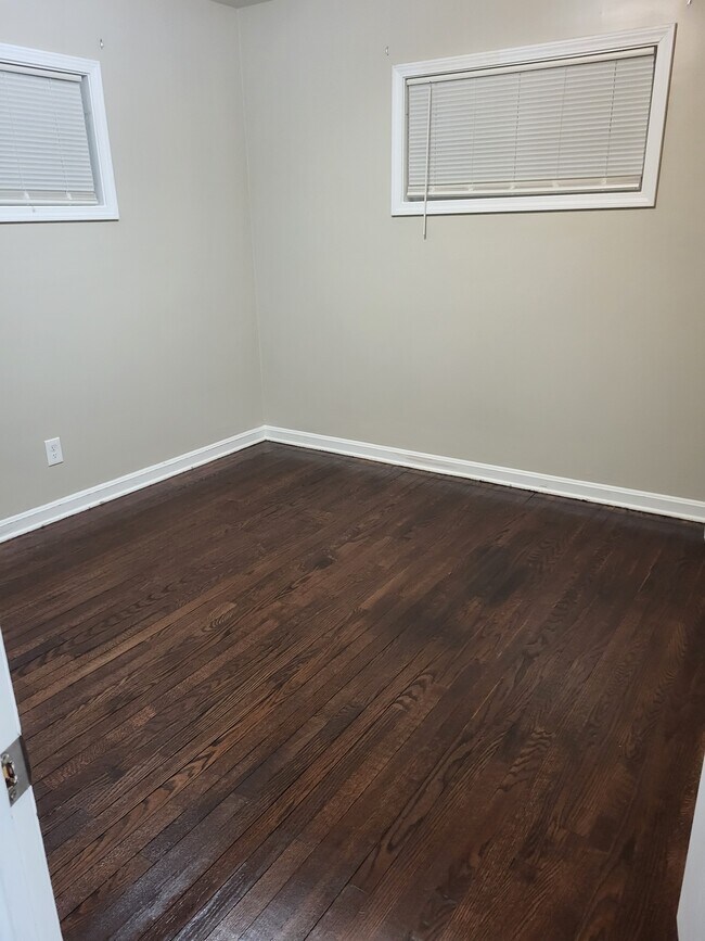 Bedroom 2 - 337 Kenwood Avenue