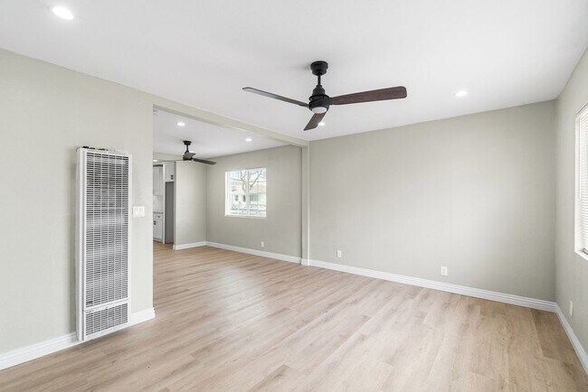Building Photo - RECENTLY REMODELED, BRIGHT & AIRY 3BR2BA HOUSE ON SPACIOUS CORNER LOT W/ LARGE WRAP AROUND YARD &...