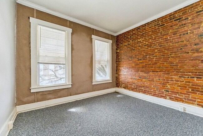 Building Photo - 3 Bedroom Townhome