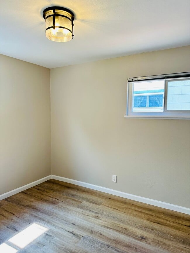 Building Photo - Charming 3 Bedroom Home