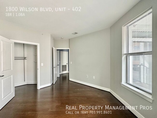 Building Photo - Walk to Rosslyn Metro! Bright and Spacious...