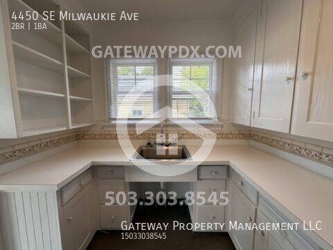 Building Photo - 4450 SE Milwaukie Ave